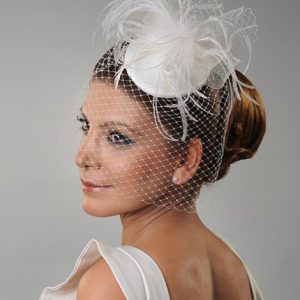 020 TÜYLERLE SÜSLENMİŞ GELİN SAÇ AKSESUARI - Görsel 1